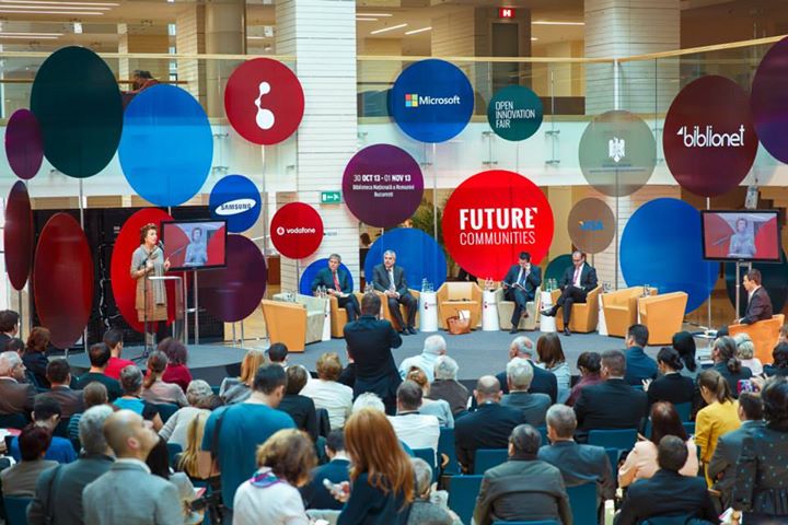 Doamna Neelie Kroes, vicepreşedinta Comisiei Europene şi comisar european pentru Agenda Digitală pe scena Future Communities, în prima zi a conferinței, la Biblioteca Națională a României